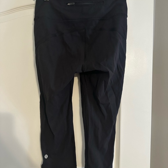 Black capri lululemon leggings - Picture 2 of 5